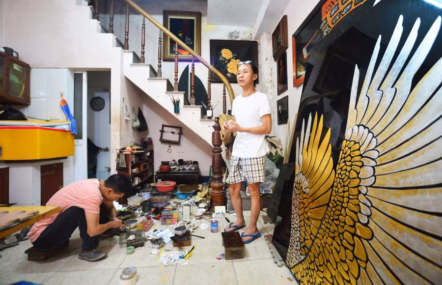 “Lò” luyện sơn mài của họa sĩ Doãn Chí Trung và các học trò ở Hà Nội