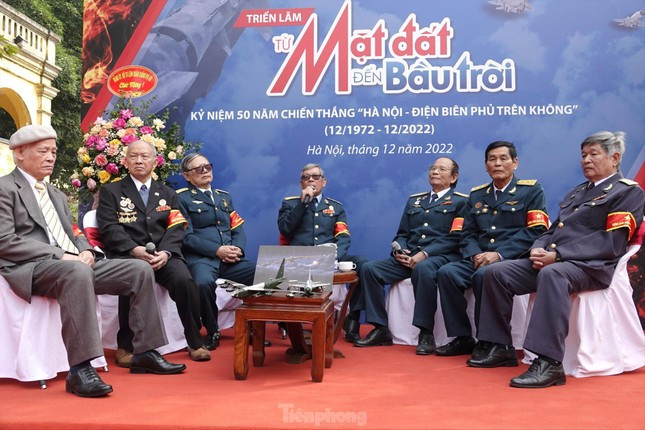 Các nhân chứng lịch sử là phi công chiến đấu bay đêm của Sư đoàn Không quân 371 chia sẻ về những tháng năm chiến đấu bảo vệ bầu trời Tổ quốc, tháng 12/2022. Ảnh: Nguyễn Minh Các nhân chứng lịch sử là phi công chiến đấu bay đêm của Sư đoàn Không quân 371 chia sẻ về những tháng năm chiến đấu bảo vệ bầu trời Tổ quốc, tháng 12/2022. Ảnh: Nguyễn Minh