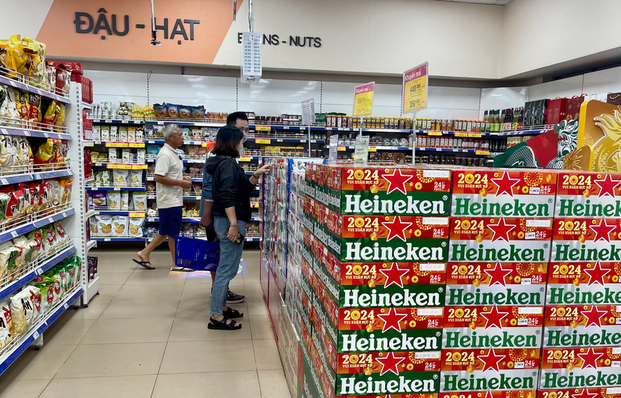 Hiện nay, các doanh nghiệp đầu mối lớn, các siêu thị đã bắt đầu nhập hàng về kho để phục vụ nhu cầu mua sắm Tết của người dân. Ảnh: V.T Hiện nay, các doanh nghiệp đầu mối lớn, các siêu thị đã bắt đầu nhập hàng về kho để phục vụ nhu cầu mua sắm Tết của người dân. Ảnh: V.T