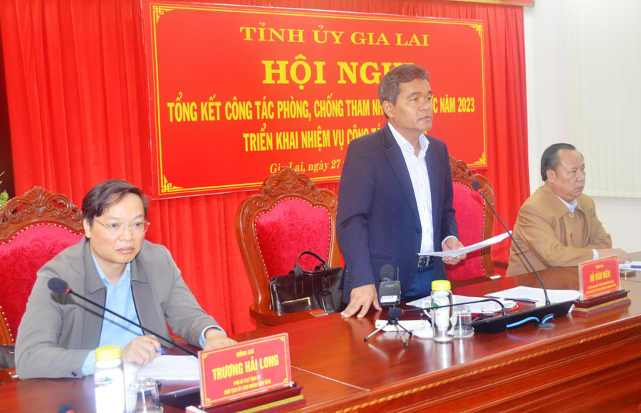 Đồng chí Hồ Văn Niên-Ủy viên Ban Chấp hành Trung ương Đảng, Bí thư Tỉnh ủy, Chủ tịch HĐND tỉnh, Trưởng ban Chỉ đạo phòng-chống tham nhũng, tiêu cực tỉnh phát biểu kết luận hội nghị. Ảnh: V.H