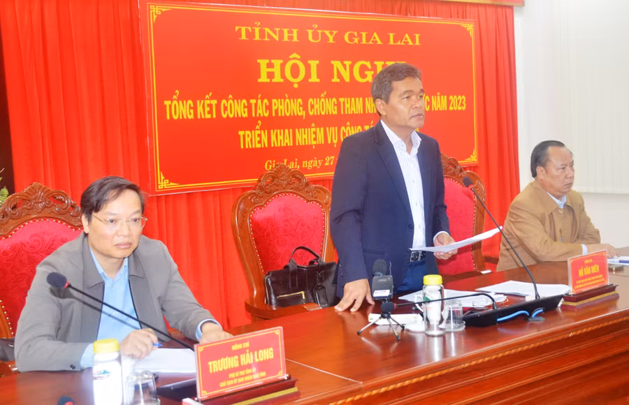 Đồng chí Hồ Văn Niên-Ủy viên Ban Chấp hành Trung ương Đảng, Bí thư Tỉnh ủy, Chủ tịch HĐND tỉnh, Trưởng ban Chỉ đạo phòng-chống tham nhũng, tiêu cực tỉnh phát biểu kết luận hội nghị. Ảnh: V.H