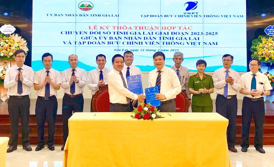 Thay mặt UBND tỉnh, Chủ tịch UBND tỉnh Trương Hải Long (hàng trước, bên phải) ký kết hợp tác chuyển đổi số với Tập đoàn Bưu chính Viễn thông Việt Nam giai đoạn 2023-2025. Ảnh: H.D