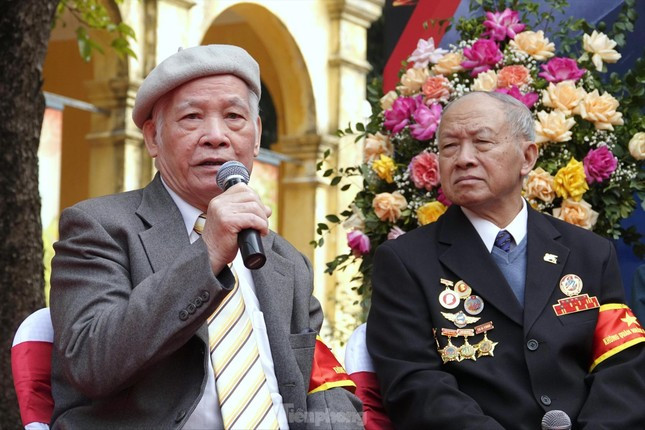 Đại tá phi công Hoàng Biểu (bên trái) và Đại tá phi công Vũ Đình Rạng - hai trong số ít các cựu phi công bay đêm trên tiêm kích MiG-21 của Sư đoàn Không quân 371 tham gia không chiến với máy bay Mỹ trong chiến tranh. Ảnh: Nguyễn Minh Đại tá phi công Hoàng Biểu (bên trái) và Đại tá phi công Vũ Đình Rạng - hai trong số ít các cựu phi công bay đêm trên tiêm kích MiG-21 của Sư đoàn Không quân 371 tham gia không chiến với máy bay Mỹ trong chiến tranh. Ảnh: Nguyễn Minh