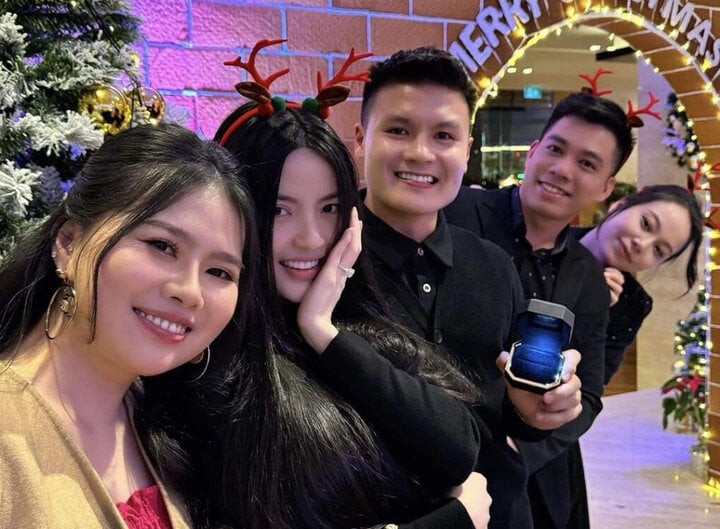 Quang Hải cùng bạn gái Chu Thanh Huyền vừa tổ chức lễ dạm ngõ tại Hà Nội. Trước đó một ngày, Quang Hải đã cầu hôn bạn gái. Bức ảnh bạn gái Quang Hải khoe chiếc nhẫn cưới ở nhà hàng được chia sẻ rộng rãi trên mạng. Quang Hải cùng bạn gái Chu Thanh Huyền vừa tổ chức lễ dạm ngõ tại Hà Nội. Trước đó một ngày, Quang Hải đã cầu hôn bạn gái. Bức ảnh bạn gái Quang Hải khoe chiếc nhẫn cưới ở nhà hàng được chia sẻ rộng rãi trên mạng.