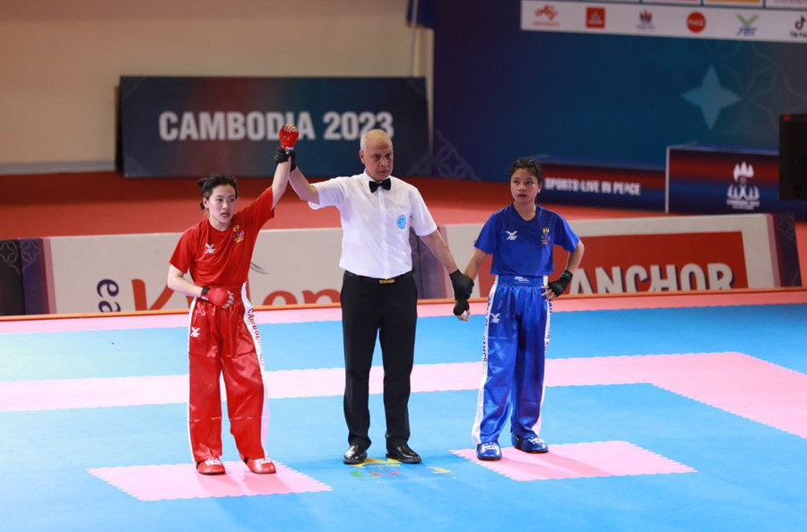 Vận động viên Lê Thị Nhi (bìa trái) giành huy chương vàng SEA Games đầu tiên cho thể thao Gia Lai. Ảnh: Mạnh Cường