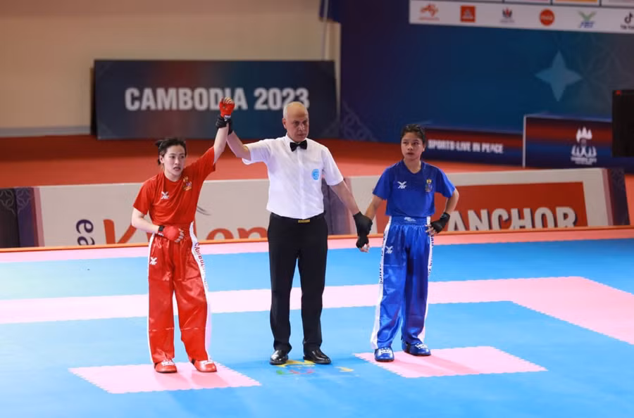 Vận động viên Lê Thị Nhi (bìa trái) giành huy chương vàng SEA Games đầu tiên cho thể thao Gia Lai. Ảnh: Mạnh Cường
