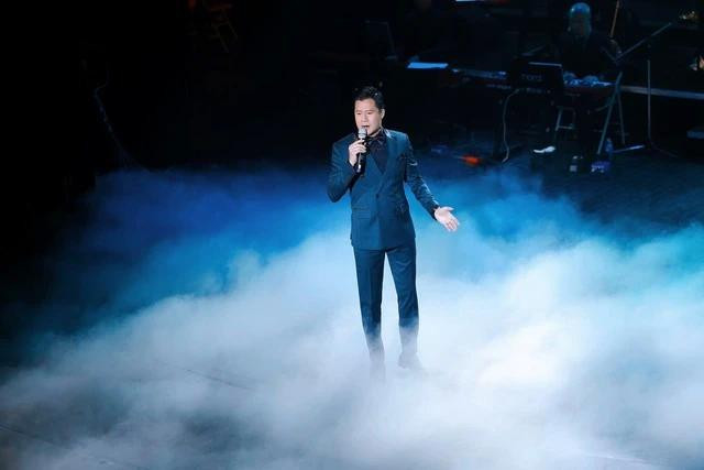 Quang Dũng thể hiện loạt ca khúc làm nên tên tuổi của mình trên sân khấu Quang Dũng thể hiện loạt ca khúc làm nên tên tuổi của mình trên sân khấu