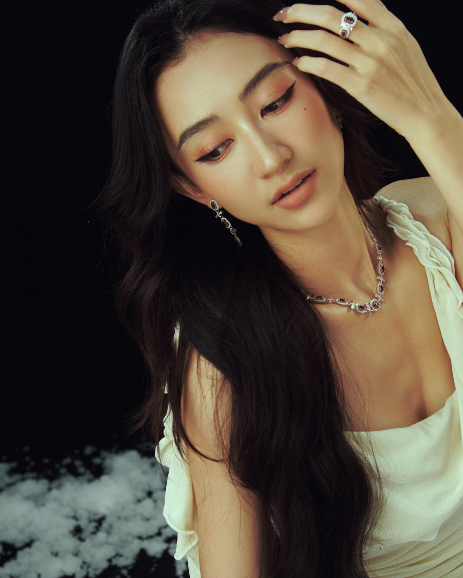 Đây là lần hiếm hoi Hà Thu chấp nhận thử nghiệm một phong cách mới lạ, khác với hình ảnh mà cô theo đuổi thời gian qua. Cô chọn loạt váy bó sát có chi tiết hở lưng và xẻ sâu, kết hợp cùng loạt phụ kiện như dây chuyền, hoa tai… giúp tôn lên vẻ quyến rũ ở tuổi 31 Đây là lần hiếm hoi Hà Thu chấp nhận thử nghiệm một phong cách mới lạ, khác với hình ảnh mà cô theo đuổi thời gian qua. Cô chọn loạt váy bó sát có chi tiết hở lưng và xẻ sâu, kết hợp cùng loạt phụ kiện như dây chuyền, hoa tai… giúp tôn lên vẻ quyến rũ ở tuổi 31