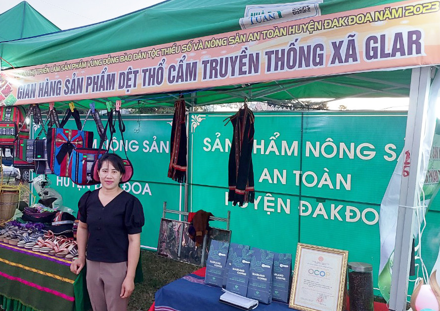 Sản phẩm dệt thổ cẩm xuất hiện thường xuyên trong các phiên chợ nông sản an toàn. Ảnh: N.D Sản phẩm dệt thổ cẩm xuất hiện thường xuyên trong các phiên chợ nông sản an toàn. Ảnh: N.D