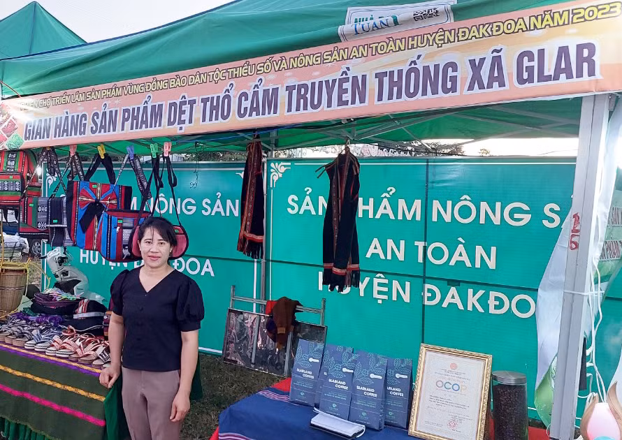 Sản phẩm dệt thổ cẩm xuất hiện thường xuyên trong các phiên chợ nông sản an toàn. Ảnh: N.D