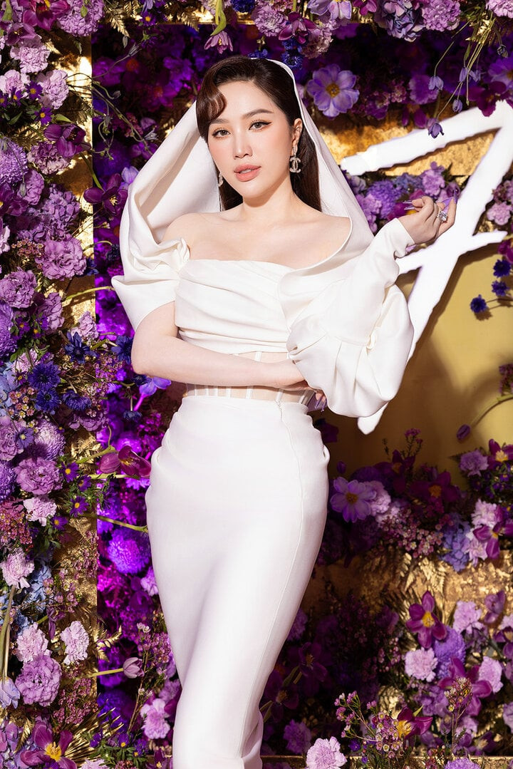 Khi được hỏi “làm sao để cân bằng giữa gia đình và đam mê”, Bảo Thy chia sẻ hiện tại vẫn ưu tiên gia đình hơn. Dù không nhận đi diễn nhiều nữa nhưng cô vẫn phải yêu bản thân, chăm sóc cho nhan sắc.