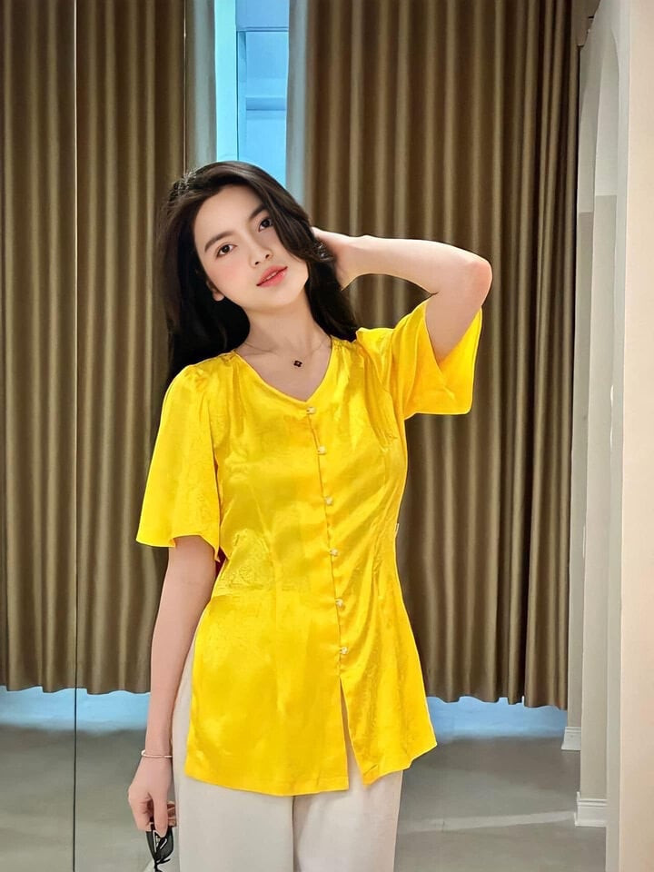 Dù ăn mặc giản dị nhưng thanh Huyền vẫn rất xinh đẹp, quý phái. Dù ăn mặc giản dị nhưng thanh Huyền vẫn rất xinh đẹp, quý phái.