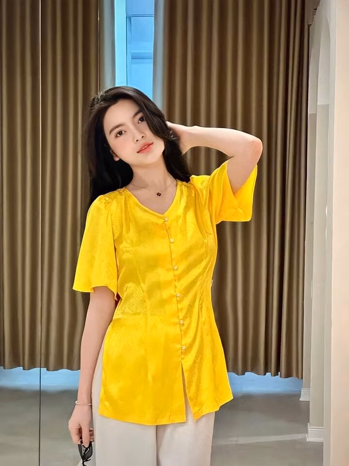 Dù ăn mặc giản dị nhưng thanh Huyền vẫn rất xinh đẹp, quý phái.