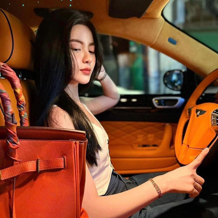 Ngoài ra, cuộc sống của cô cũng khiến nhiều người trầm trồ khi khoe siêu xe, sống trong căn hộ xịn, check-in các địa điểm sang chảnh. Ngoài ra, cuộc sống của cô cũng khiến nhiều người trầm trồ khi khoe siêu xe, sống trong căn hộ xịn, check-in các địa điểm sang chảnh.