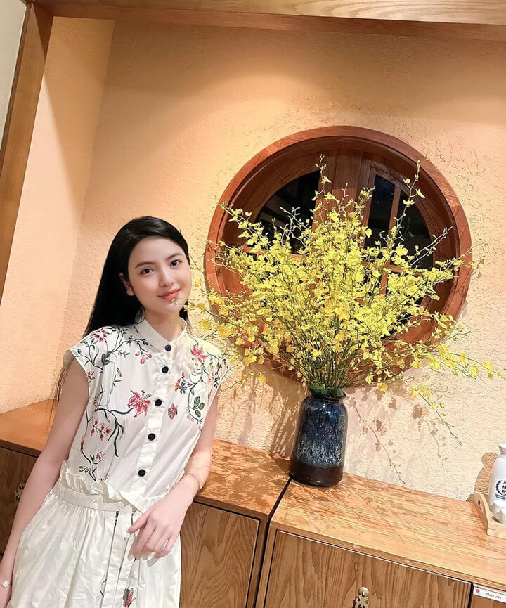 Trong những tấm ảnh đời thường, Thanh Huyền vẫn thu hút với làn da trắng sáng. Trong những tấm ảnh đời thường, Thanh Huyền vẫn thu hút với làn da trắng sáng.