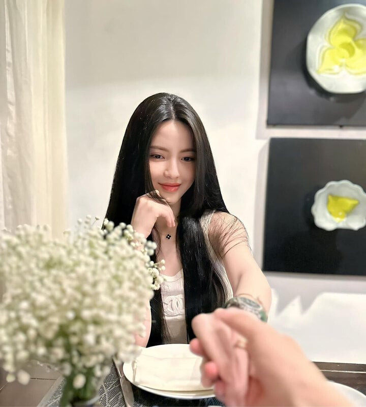 Vợ sắp cưới của Quang Hải còn có sự nghiệp kinh doanh riêng. Cô cũng là một trong những người livestream bán hàng nổi tiếng. Vợ sắp cưới của Quang Hải còn có sự nghiệp kinh doanh riêng. Cô cũng là một trong những người livestream bán hàng nổi tiếng.