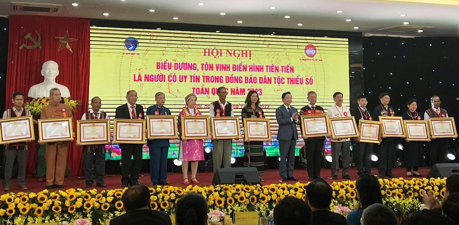 Ông Nay Krem (thứ 7 từ trái sang) nhận bằng khen của Thủ tướng Chính phủ. Ảnh: Trung Tuyến Ông Nay Krem (thứ 7 từ trái sang) nhận bằng khen của Thủ tướng Chính phủ. Ảnh: Trung Tuyến