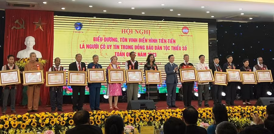 Ông Nay Krem (thứ 7 từ trái sang) nhận bằng khen của Thủ tướng Chính phủ. Ảnh: Trung Tuyến