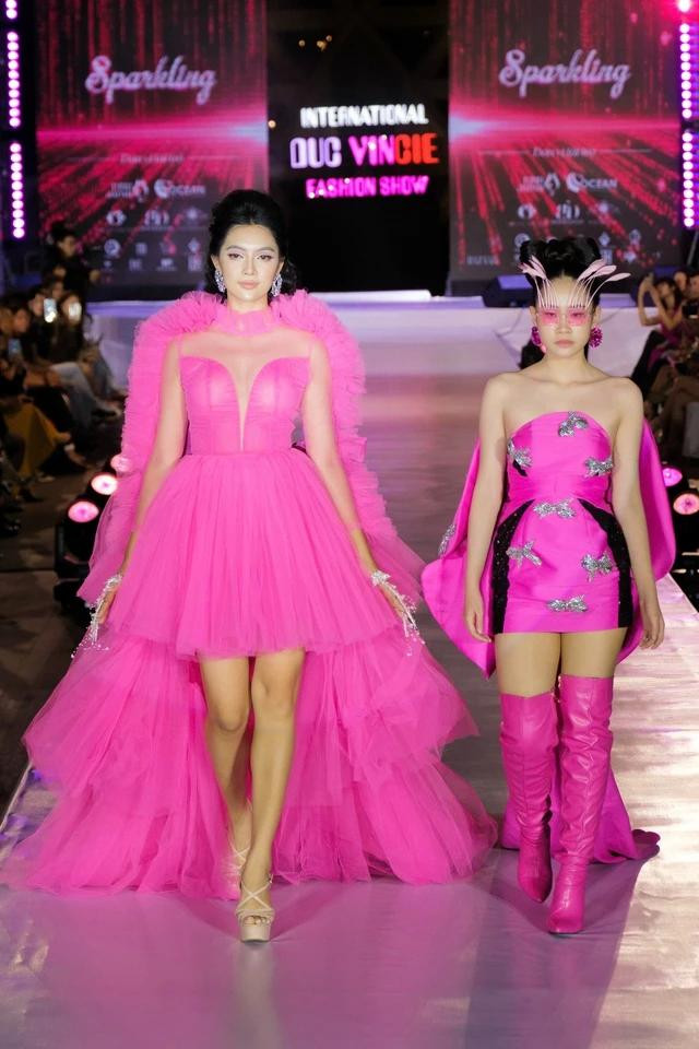 Show diễn lần này của Đức Vincie còn quy tụ nhiều người mẫu nhí. Trong ảnh, Đàm Thủy Tiên tự tin sải bước cùng Hoa hậu Thu Uyên trong các thiết kế tông màu hồng nổi bật Show diễn lần này của Đức Vincie còn quy tụ nhiều người mẫu nhí. Trong ảnh, Đàm Thủy Tiên tự tin sải bước cùng Hoa hậu Thu Uyên trong các thiết kế tông màu hồng nổi bật