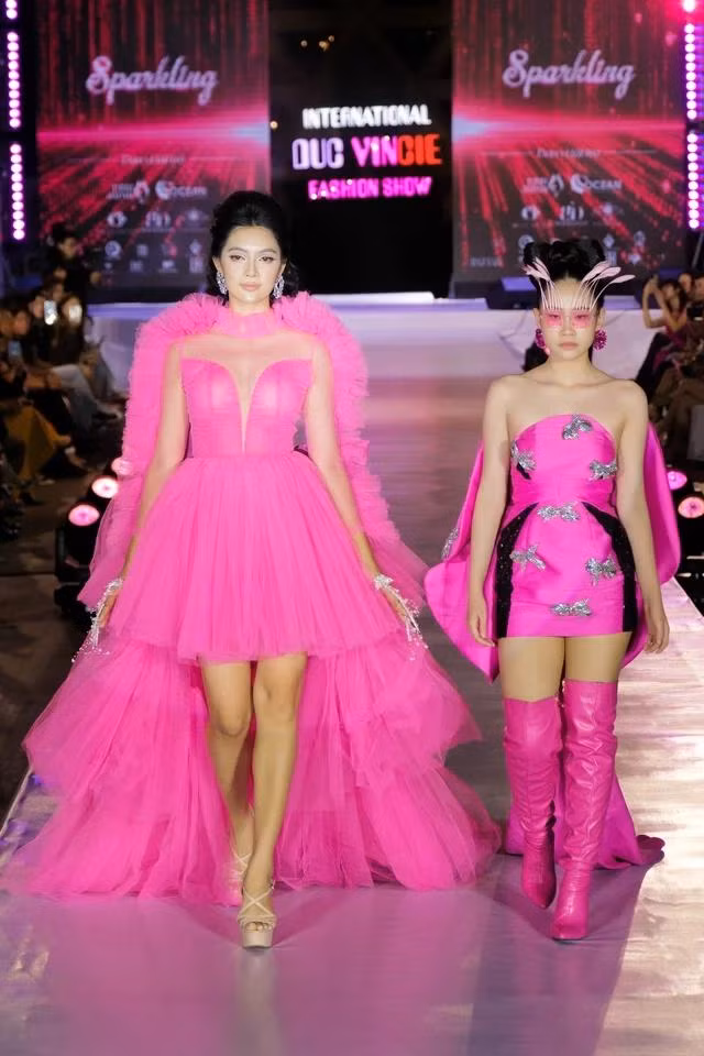 Show diễn lần này của Đức Vincie còn quy tụ nhiều người mẫu nhí. Trong ảnh, Đàm Thủy Tiên tự tin sải bước cùng Hoa hậu Thu Uyên trong các thiết kế tông màu hồng nổi bật