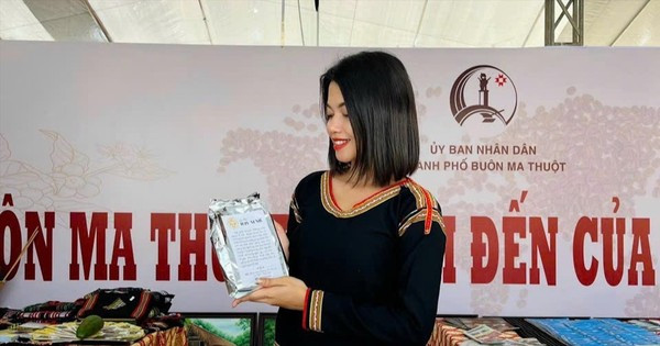 Chị H Zu Ni giới thiệu sản phẩm cà phê truyền thống Chị H Zu Ni giới thiệu sản phẩm cà phê truyền thống