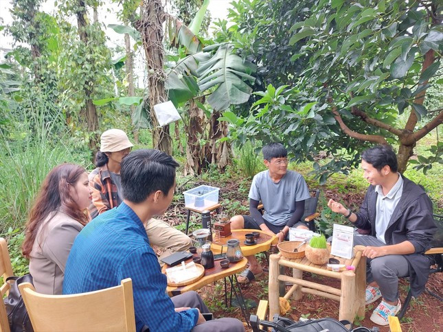 Anh Dũng (thứ 2 phải qua) chia sẻ về mô hình cà phê vườn rừng. Anh Dũng (thứ 2 phải qua) chia sẻ về mô hình cà phê vườn rừng.