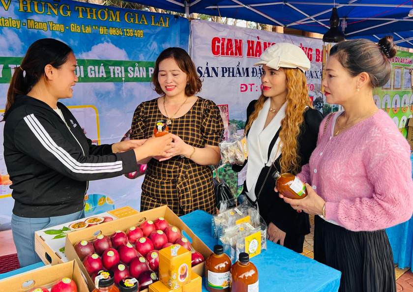 Khách hàng tham quan, mua sắm tại gian hàng của Hợp tác xã Nông nghiệp và dịch vụ Hùng Thơm Gia Lai. Ảnh: Diệp Phương Khách hàng tham quan, mua sắm tại gian hàng của Hợp tác xã Nông nghiệp và dịch vụ Hùng Thơm Gia Lai. Ảnh: Diệp Phương