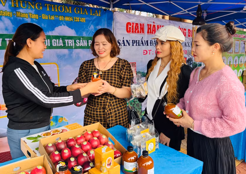 Khách hàng tham quan, mua sắm tại gian hàng của Hợp tác xã Nông nghiệp và dịch vụ Hùng Thơm Gia Lai. Ảnh: Diệp Phương