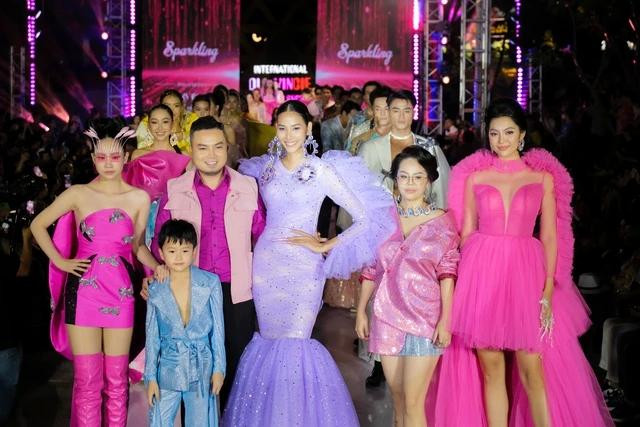 Đức Vincie tự hào với màn trình diễn của Á hậu Hoàng Thùy. Dù chiếc váy khó di chuyển song người mẫu quê Thanh Hóa đã sải bước tự tin, thể hiện đúng tinh thần của bộ sưu tập Đức Vincie tự hào với màn trình diễn của Á hậu Hoàng Thùy. Dù chiếc váy khó di chuyển song người mẫu quê Thanh Hóa đã sải bước tự tin, thể hiện đúng tinh thần của bộ sưu tập