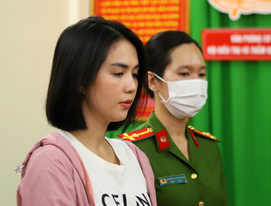 Ngọc Trinh tại cơ quan công an. Ngọc Trinh tại cơ quan công an.