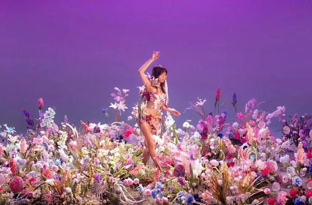 Chuỗi ca khúc trong album ái mang tính logic giúp nữ rapper dẫn dắt người nghe đi từ cảm xúc này qua niềm hân hoan khác. Bên cạnh phần &quot;nghe&quot; thì phần &quot;nhìn&quot; của album cũng được người đẹp gen Z hết mực chăm chút và đầu tư kỹ lưỡng. Người xem như được bước vào một thế giới thần tiên với hoa lá nhiều màu sắc, nét đẹp gợi cảm của nữ chủ nhân và sự ngọt ngào &quot;tràn màn hình&quot;.