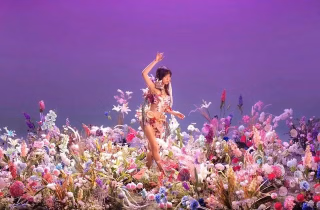 Chuỗi ca khúc trong album ái mang tính logic giúp nữ rapper dẫn dắt người nghe đi từ cảm xúc này qua niềm hân hoan khác. Bên cạnh phần "nghe" thì phần "nhìn" của album cũng được người đẹp gen Z hết mực chăm chút và đầu tư kỹ lưỡng. Người xem như được bước vào một thế giới thần tiên với hoa lá nhiều màu sắc, nét đẹp gợi cảm của nữ chủ nhân và sự ngọt ngào "tràn màn hình".