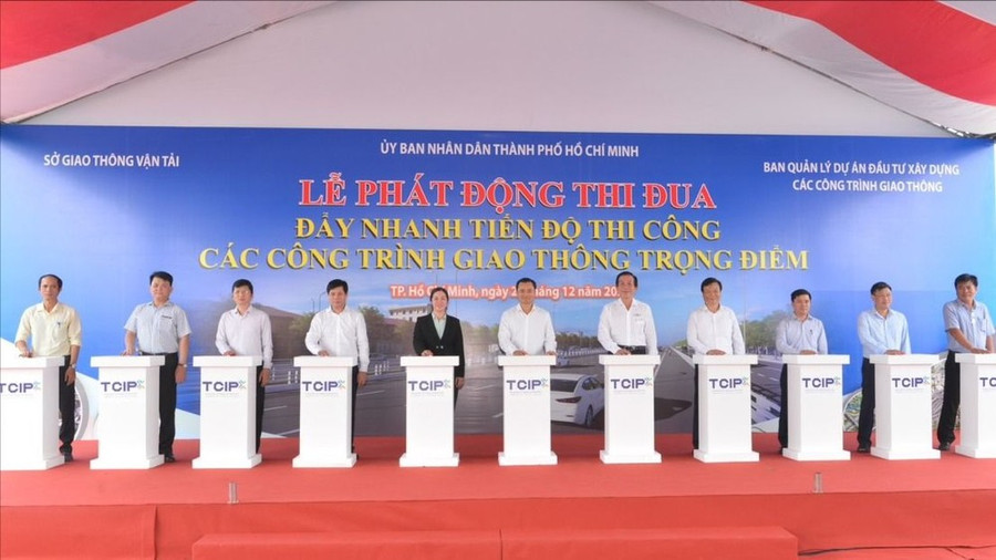 Lễ phát động thi đua đẩy nhanh tiến độ thi công dự án đường Vành đai 3. Ảnh: CAO THĂNG Lễ phát động thi đua đẩy nhanh tiến độ thi công dự án đường Vành đai 3. Ảnh: CAO THĂNG