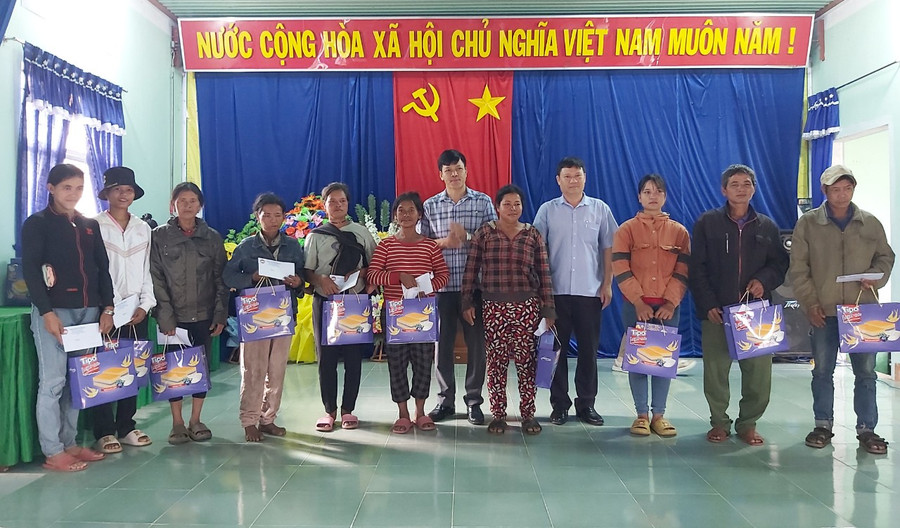 Ông Đinh Ngọc Hải-Phó Chủ tịch Ủy ban MTTQ Việt Nam tỉnh (thứ 6 từ phải sang) thăm và tặng quà nhân dịp Tết Nguyên đán Quý Mão 2023 cho các hộ nghèo trên địa bàn huyện Kông Chro. Ảnh: Ngọc Anh Ông Đinh Ngọc Hải-Phó Chủ tịch Ủy ban MTTQ Việt Nam tỉnh (thứ 6 từ phải sang) thăm và tặng quà nhân dịp Tết Nguyên đán Quý Mão 2023 cho các hộ nghèo trên địa bàn huyện Kông Chro. Ảnh: Ngọc Anh