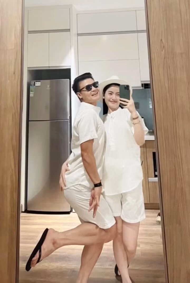 Quang Hải và Thanh Huyền hẹn hò từ năm 2021. Dù thường xuyên đi cùng nhau, chưa bao giờ cặp đôi này công khai mối quan hệ trên mạng.