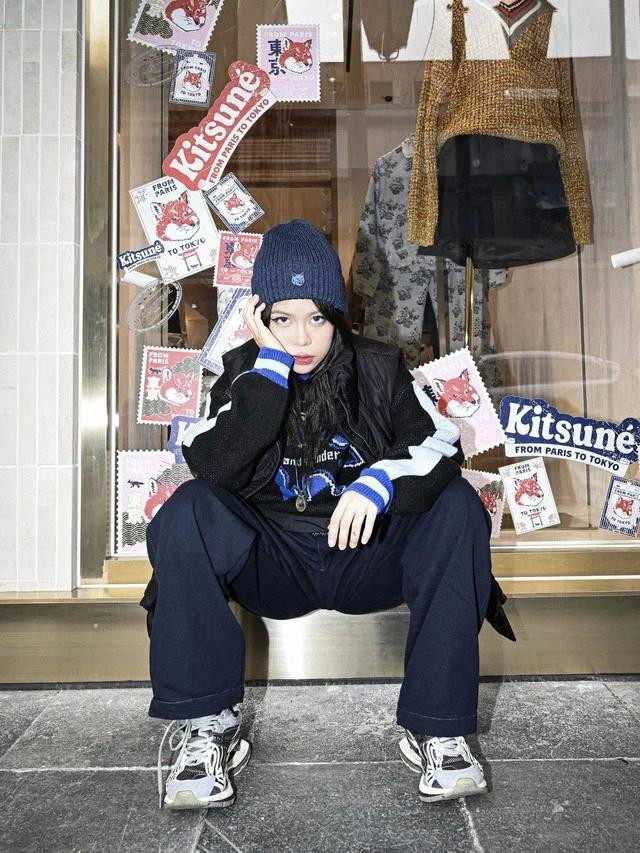 Tlinh là một trong những gương mặt gây được sự chú ý của khán giả sau chương trình Rap Việt mùa đầu tiên. Cô nàng có khả năng biến hóa hình tượng đa dạng, từ trẻ trung, tinh quái, đến sexy, cool ngầu. Người đẹp gốc Hà Thành được công chúng đánh giá là tương lai của thế hệ rap Việt Nam.