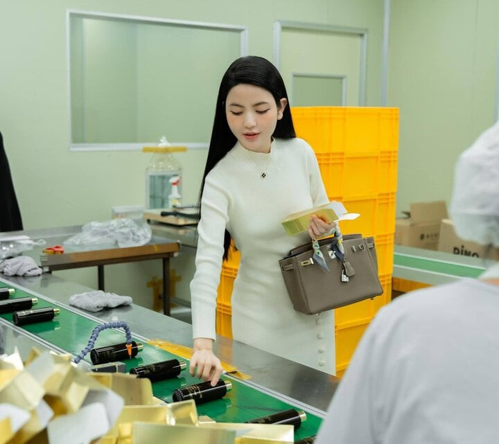 Gương mặt đẹp, các đường nét sắc sảo cộng thêm thân hình mảnh mai, chiều cao ấn tượng, Chu Thanh Huyền dễ dàng nổi bật trước công chúng. Gương mặt đẹp, các đường nét sắc sảo cộng thêm thân hình mảnh mai, chiều cao ấn tượng, Chu Thanh Huyền dễ dàng nổi bật trước công chúng.