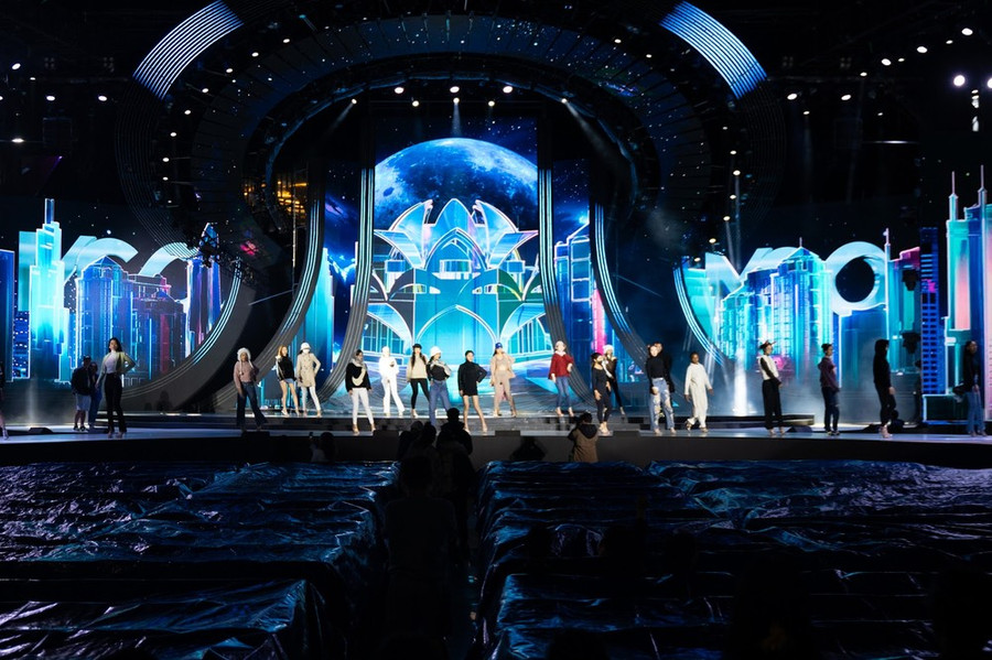 Sân khấu lấy cảm hứng từ biểu tượng vô cực mở. Ảnh: BTC