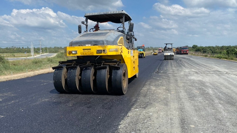 Gấp rút thi công mặt đường cao tốc Mỹ Thuận - Cần Thơ trước ngày đưa vào sử dụng Gấp rút thi công mặt đường cao tốc Mỹ Thuận - Cần Thơ trước ngày đưa vào sử dụng