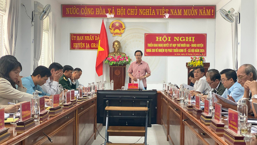 Chủ tịch UBND huyện Ia Grai Lê Ngọc Quý triển khai kế hoạch phát triển kinh tế - xã hội năm 2024 cho lãnh đạo các phòng chuyên môn, chủ tịch UBND các xã thị trấn. Ảnh: Phương Lộc