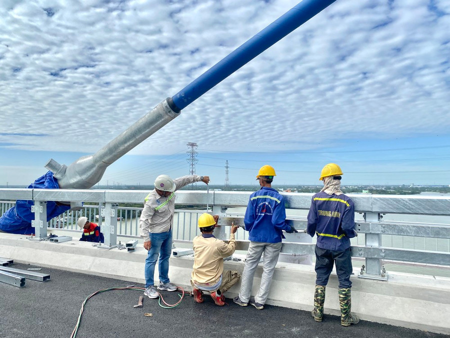 Thi công thành cầu Mỹ Thuận 2 trước ngày khánh thành Thi công thành cầu Mỹ Thuận 2 trước ngày khánh thành