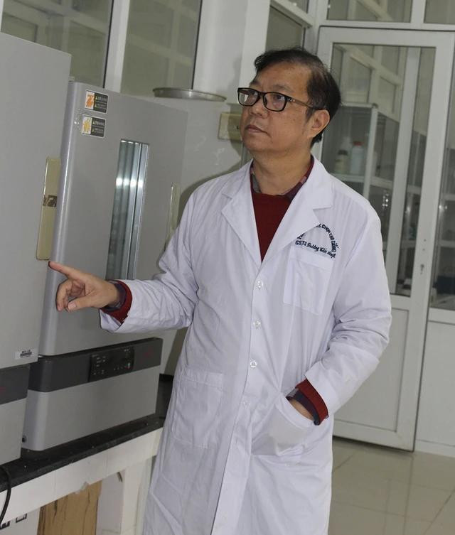 GS-TS Dương Tấn Nhựt trong phòng thí nghiệm GS-TS Dương Tấn Nhựt trong phòng thí nghiệm