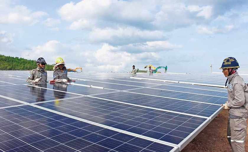 Lắp đặt hệ thống pin mặt trời Nhà máy Điện mặt trời Thành Thành Công Krông Pa. Ảnh: Minh Triều Lắp đặt hệ thống pin mặt trời Nhà máy Điện mặt trời Thành Thành Công Krông Pa. Ảnh: Minh Triều