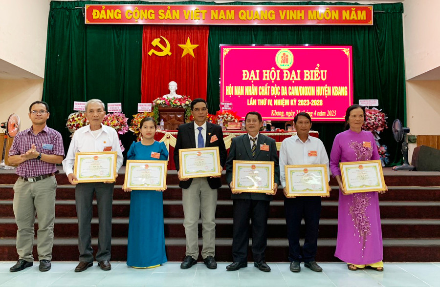 UBND huyện Kbang khen thưởng 6 cá nhân có thành tích xuất sắc trong công tác Hội nạn nhân chất độc da cam/dioxin. Ảnh: Hà Duyệt UBND huyện Kbang khen thưởng 6 cá nhân có thành tích xuất sắc trong công tác Hội nạn nhân chất độc da cam/dioxin. Ảnh: Hà Duyệt