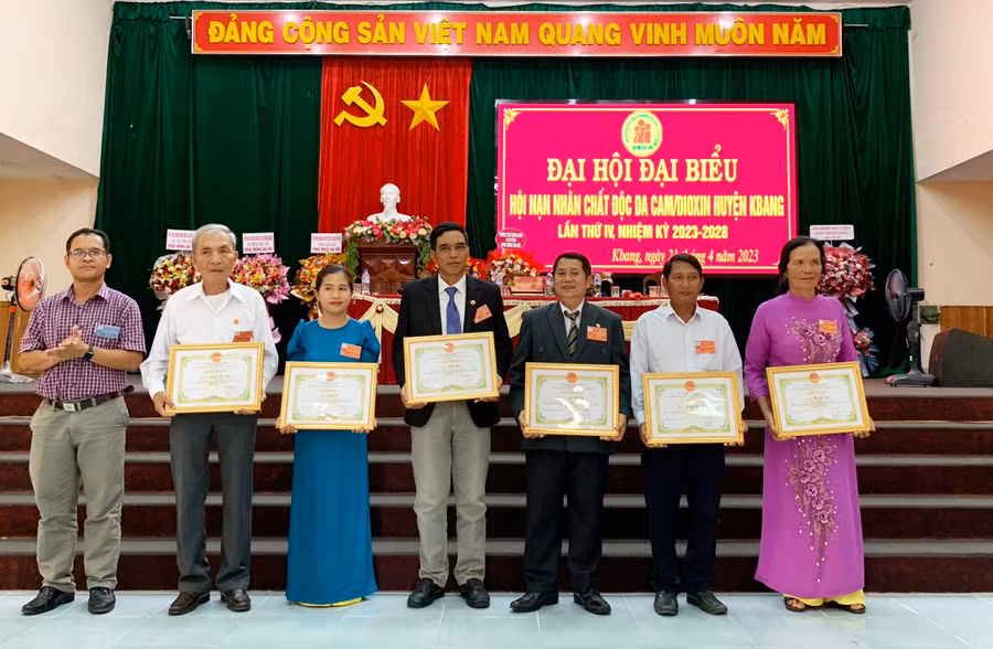 UBND huyện Kbang khen thưởng 6 cá nhân có thành tích xuất sắc trong công tác Hội nạn nhân chất độc da cam/dioxin. Ảnh: Hà Duyệt