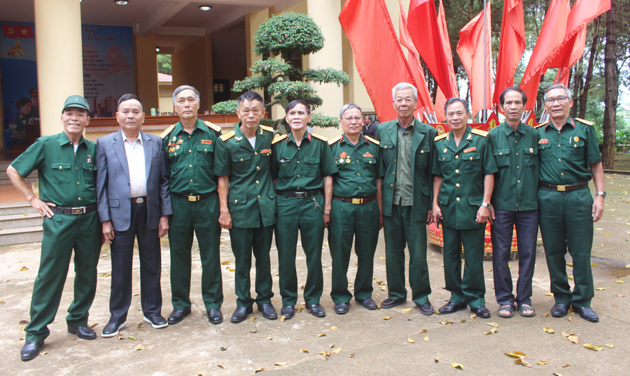 Các cựu chiến binh Trung đoàn 95 chụp ảnh lưu niệm tại buổi gặp mặt truyền thống cuối năm 2022. Ảnh: Phan Lài Các cựu chiến binh Trung đoàn 95 chụp ảnh lưu niệm tại buổi gặp mặt truyền thống cuối năm 2022. Ảnh: Phan Lài