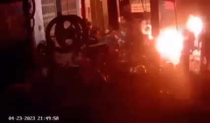 "Bom xăng" bùng cháy khiến 2 người bị bỏng