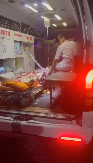 Một chiếc xe cứu thương chở người bệnh