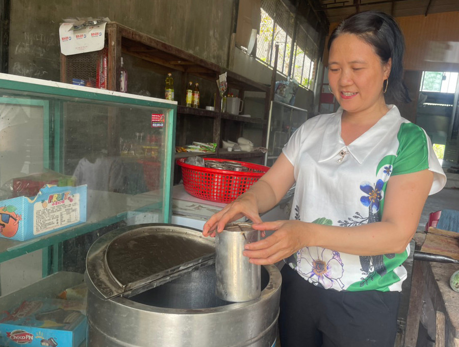 Theo chị Nhung, nhờ có nồi hấp căn chỉnh nhiệt độ, thời gian, năng suất và chất lượng giò, chả được nâng lên đáng kể. Ảnh: Vũ Chi Theo chị Nhung, nhờ có nồi hấp căn chỉnh nhiệt độ, thời gian, năng suất và chất lượng giò, chả được nâng lên đáng kể. Ảnh: Vũ Chi