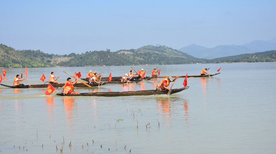 Lễ hội đua thuyền trên sông Pô Cô, huyện Ia Grai. Ảnh: Ngọc Sang